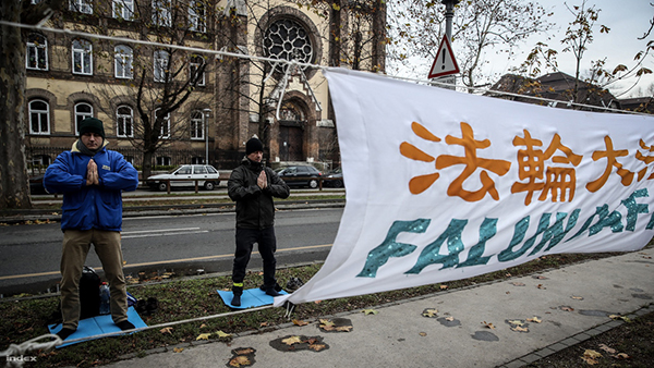 A kínai nagykövetség előtt tüntetett a Magyar Fálun Dáfá Egyesület
