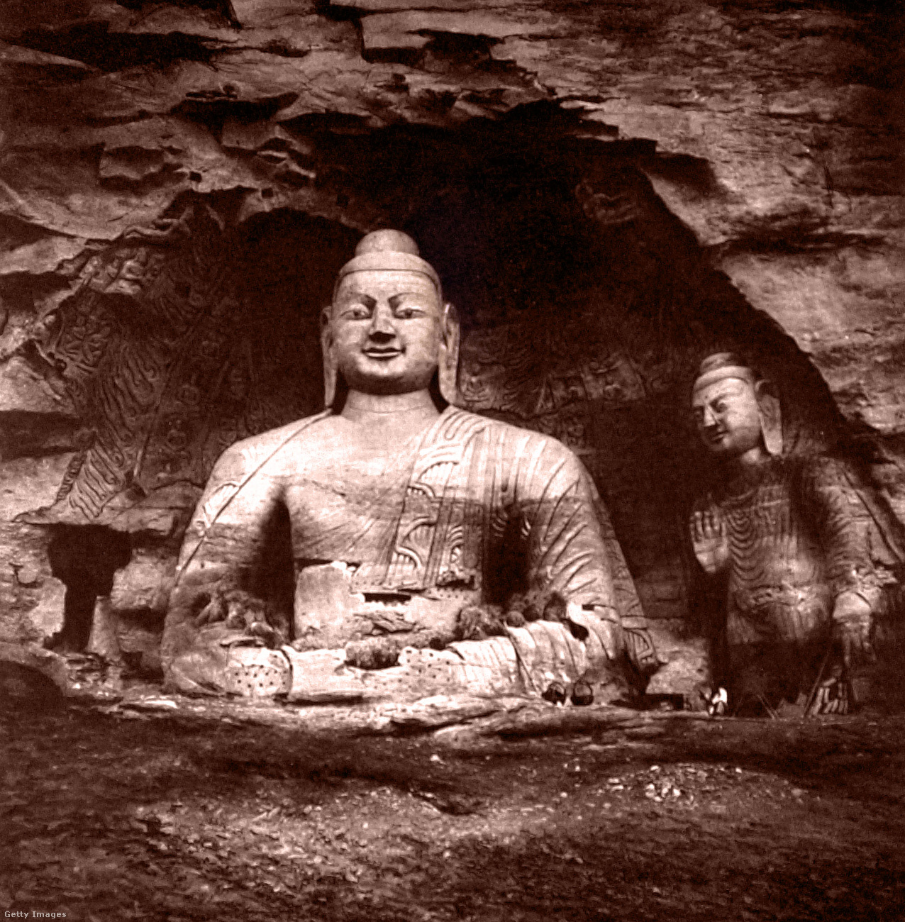 Buddha-szentély egy kelet-tibeti barlangban