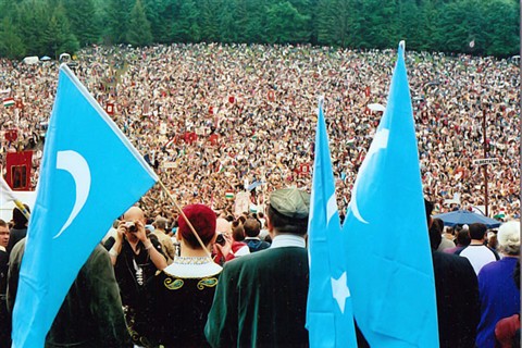 Ujgur zászlók a csíksomlyói búcsúban