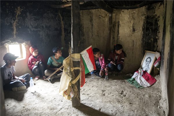 Magyar önkéntesek iskolát építenek Indiában - MTI Fotó: Mohai Balázs