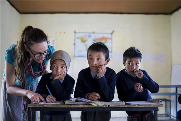 Magyar önkéntesek iskolát építenek Indiában - MTI Fotó: Mohai Balázs