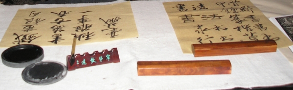 A kalligráfia kellékei. Kínában az „írástudók négy kincsének” az ecsetet, a tust, a dörzskőt és a papírt tartják.